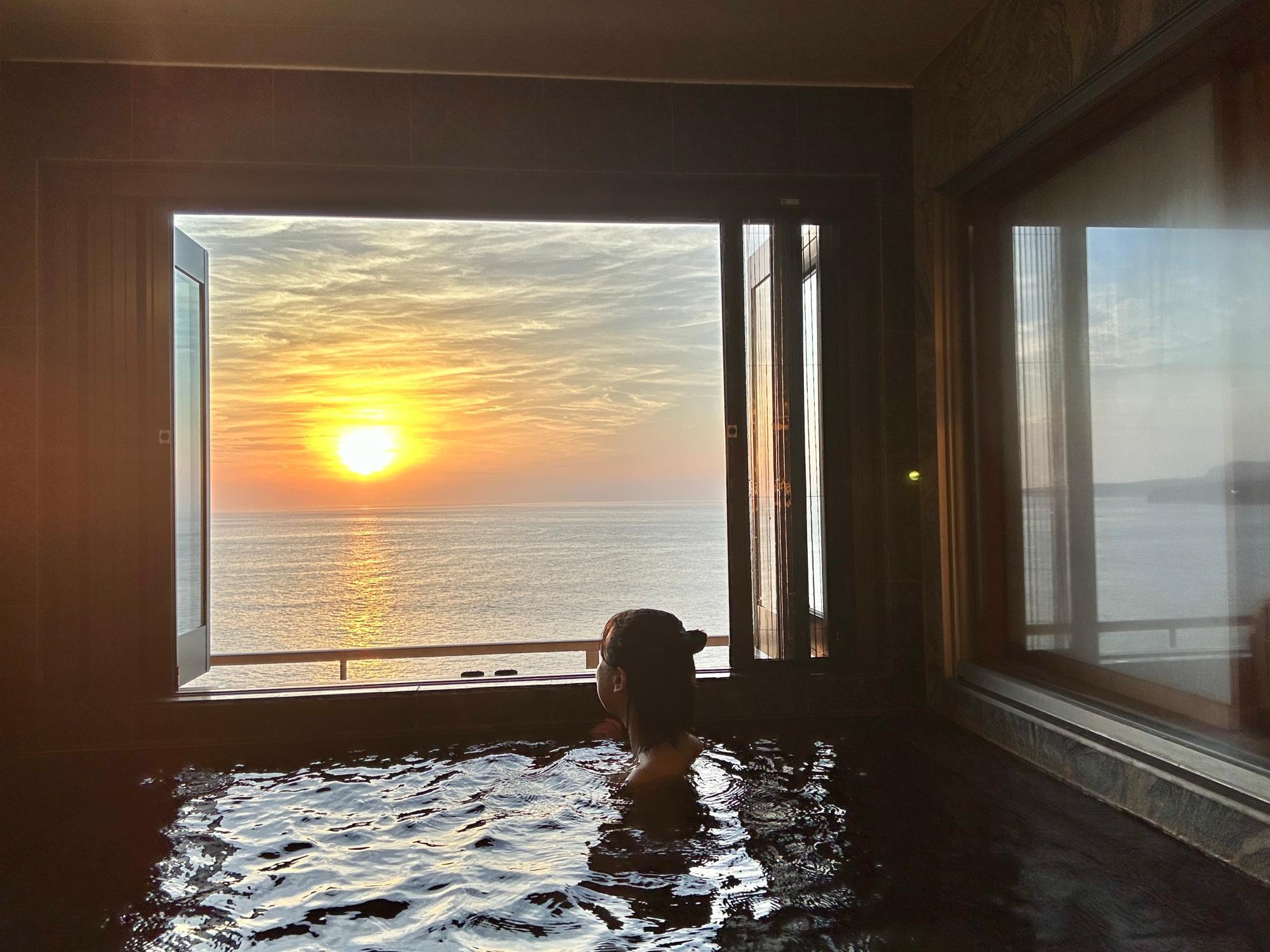 奇跡の絶景温泉 希少なムーンロードが魅せる美しさに感動（植竹