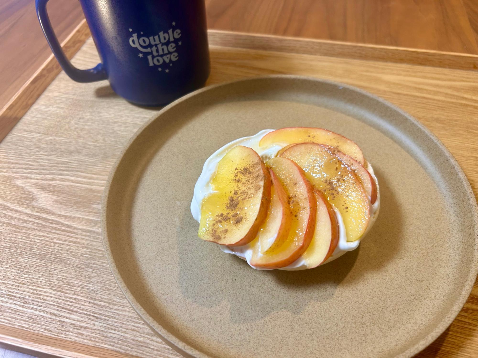 クリームチーズを塗って、蜂蜜とシナモンをトッピング