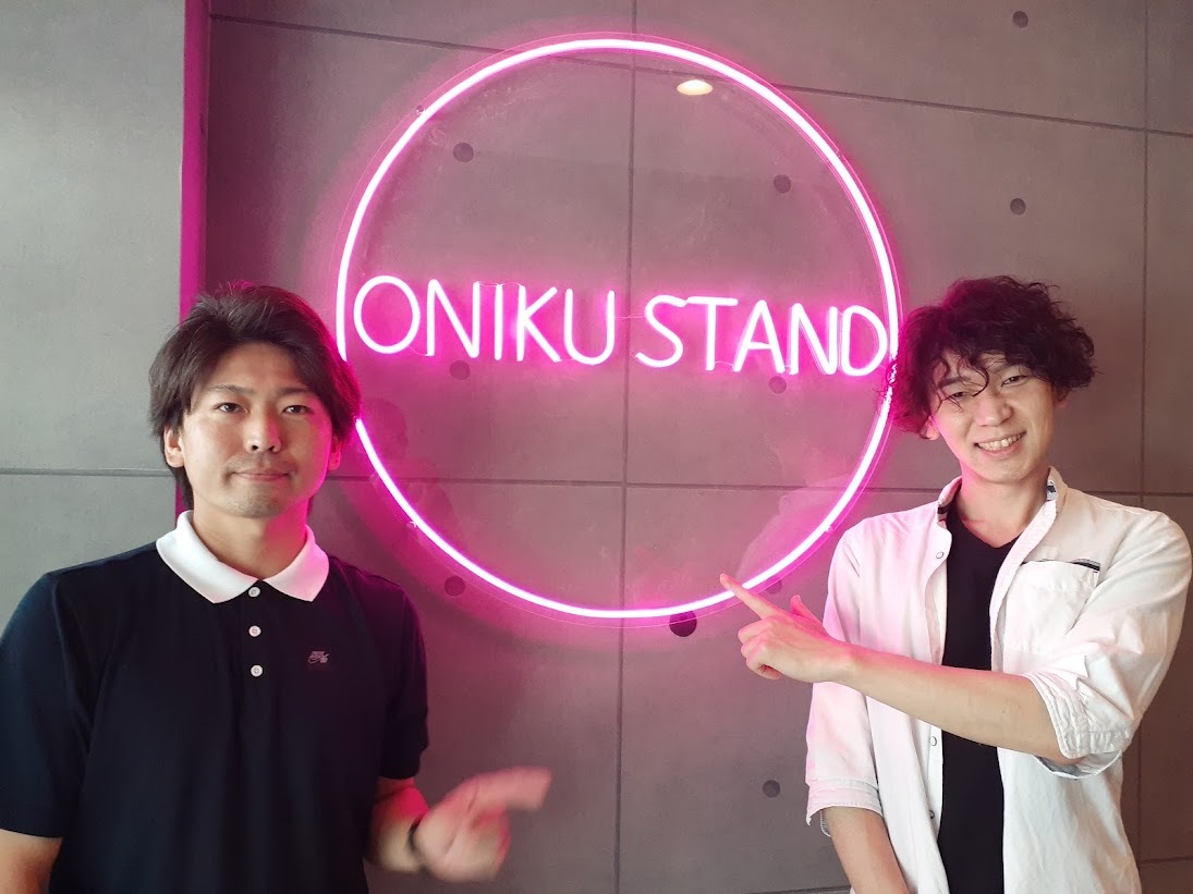 「ONIKU STAND 蕨店」オーナーのチャンさん(左)とヤスオさん(右)