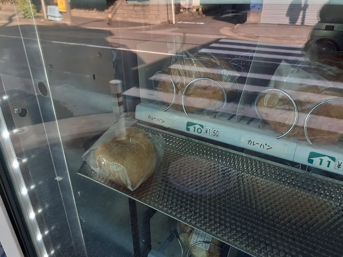 自動販売機の中で、パンを受け取る台
