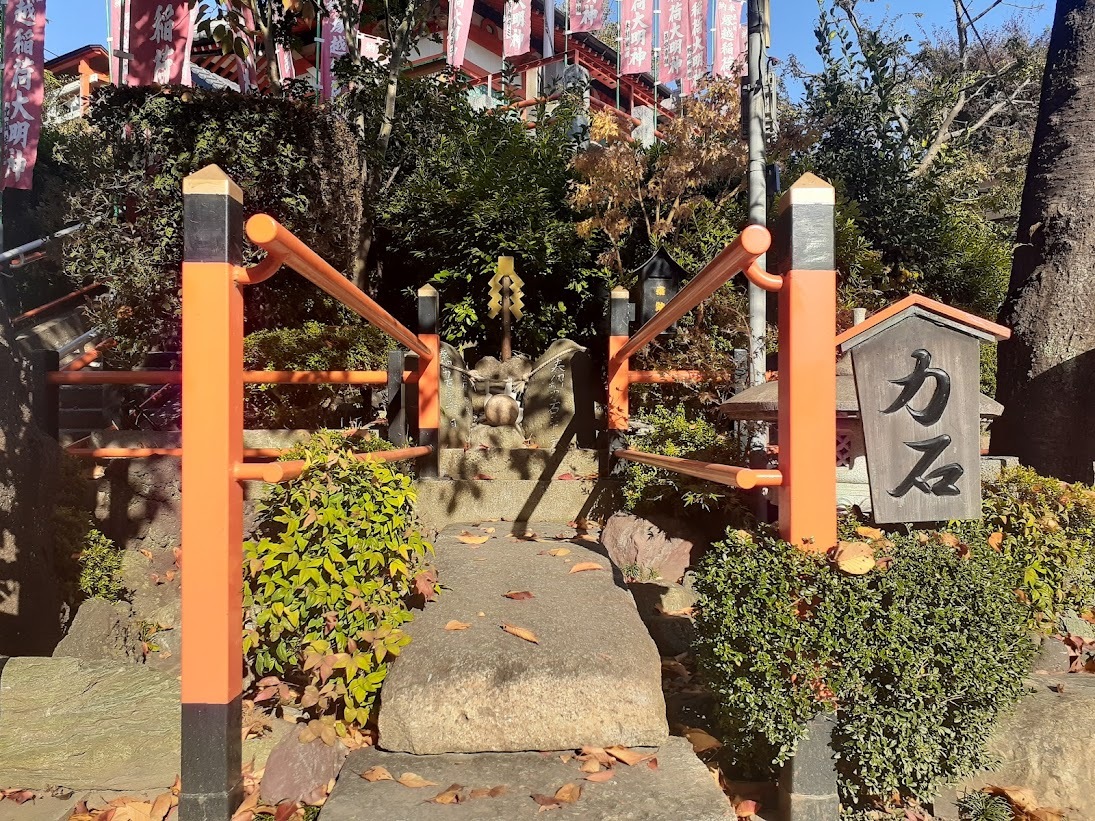 「塚越稲荷神社」境内に祀られた「力石」と「いと恋石」