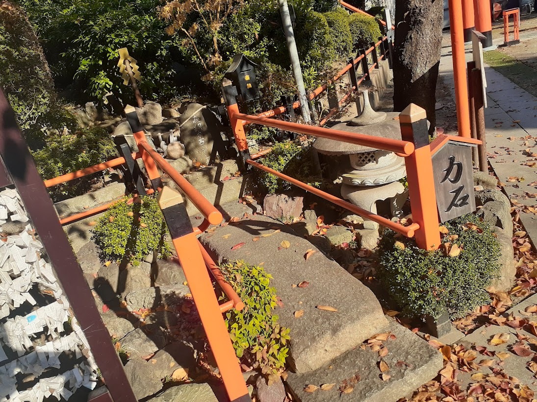 「塚越稲荷神社」境内に祀られた「力石」と「いと恋石」