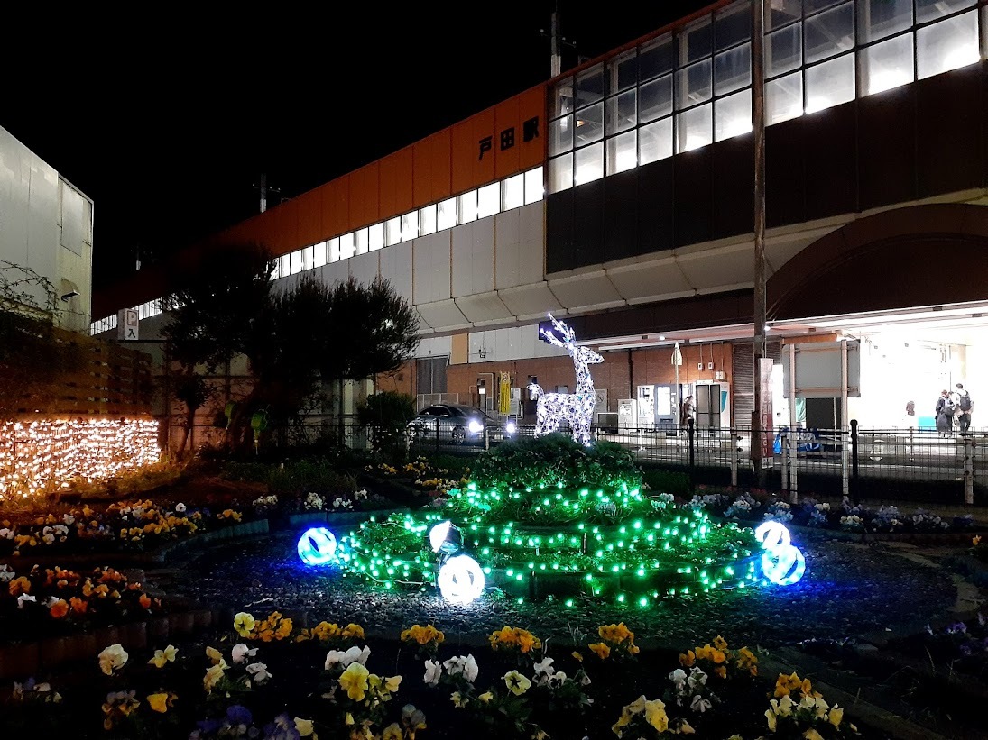 「戸田駅東口前花壇」のイルミネーション（写真は2021年の様子）