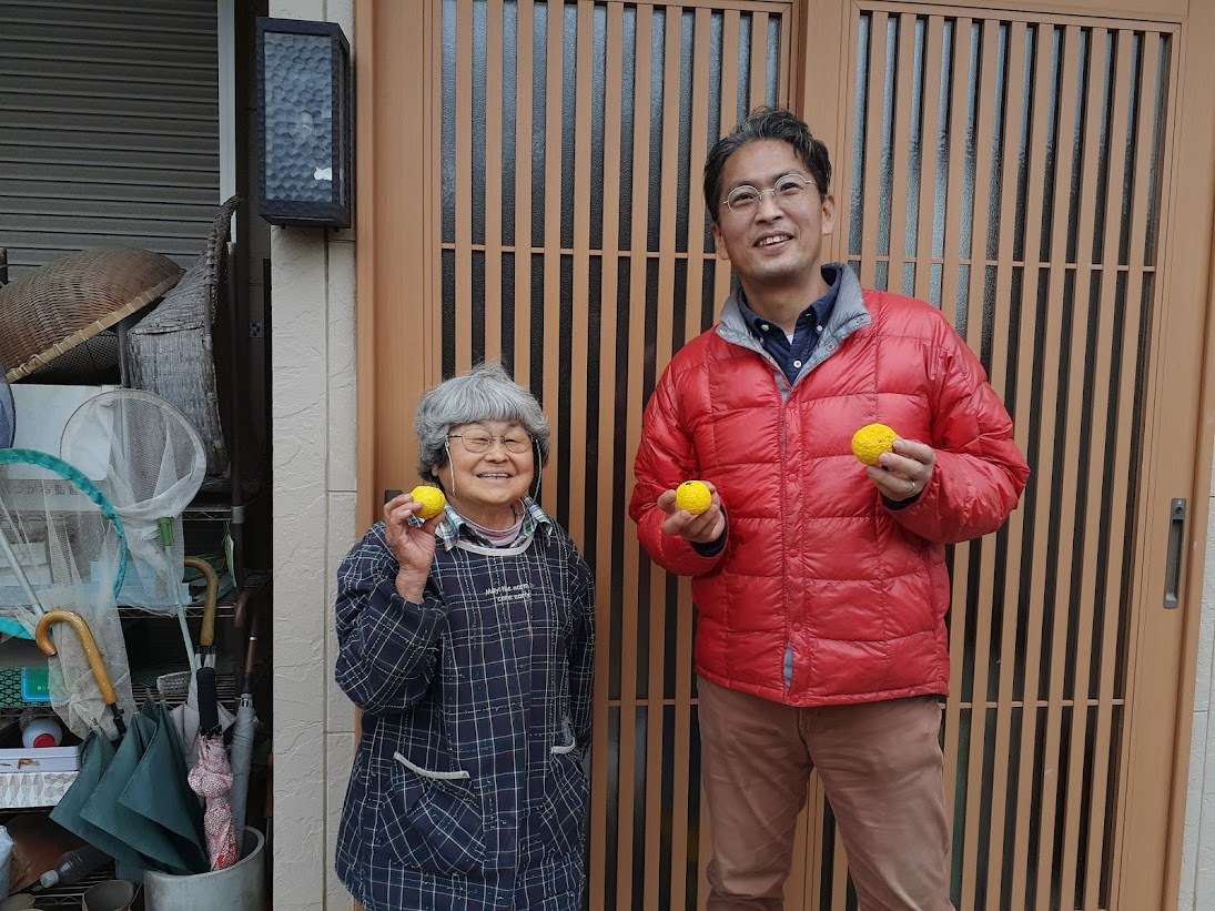 農家の山下民子さん(左)と、「株式会社あぶらび」代表の田口智章さん(右)