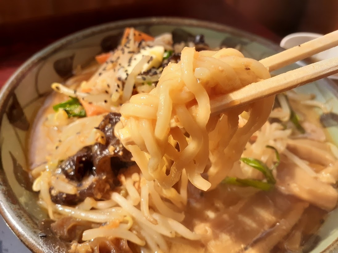 味噌ラーメンにピッタリの中太麺