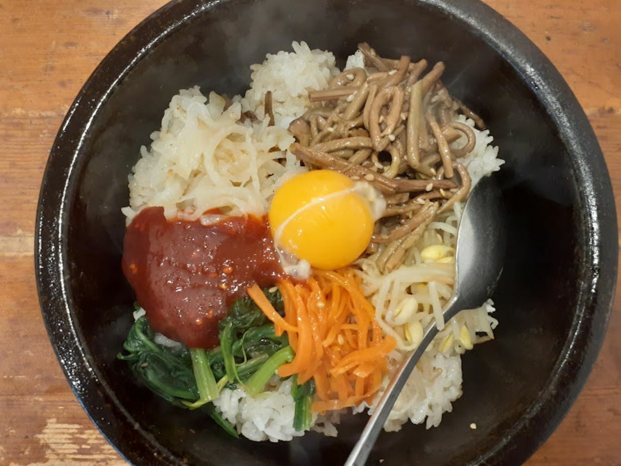 「韓国家庭料理 釜山」の「石焼ビビンバ」