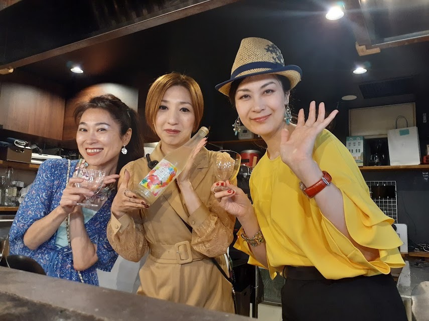 ママ役の阿部さん(中央)と、チーママ役の藤井さん(左)と平井さん(右)