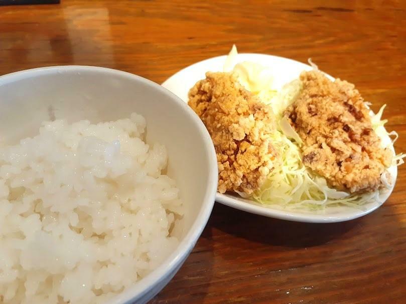 無料の「半ライス」と、「麺セット」で注文した「鶏の唐揚げ」