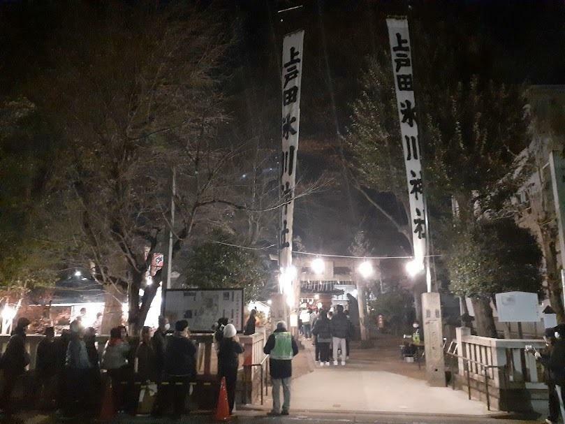 境内の外まで行列ができた「上戸田氷川神社」（2024年1月1日）