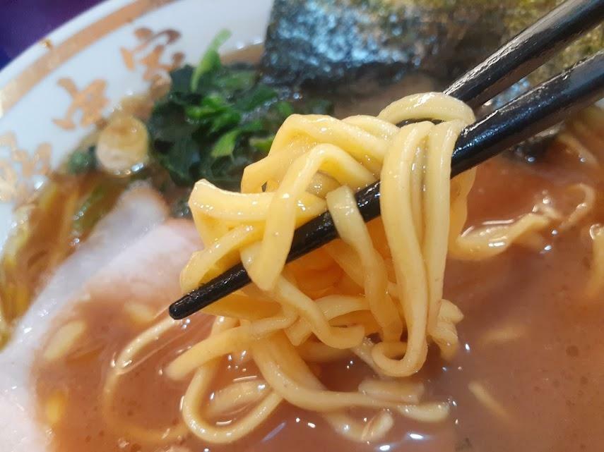 横浜家系ラーメン定番の中太麺