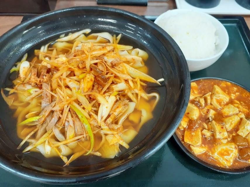 「ねぎ刀削麺(辛)」と「ライス(小)」、セルフサービスの「麻婆豆腐」