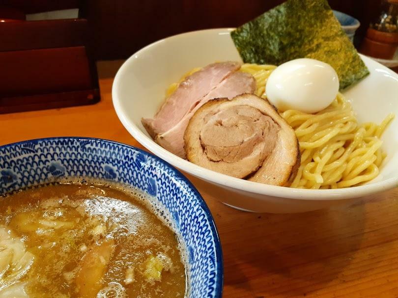 季節にとらわれず限定メニューを生み出し続ける「麺笑 コムギの夢」の「特製豚骨魚介つけ麺（特大盛り）」