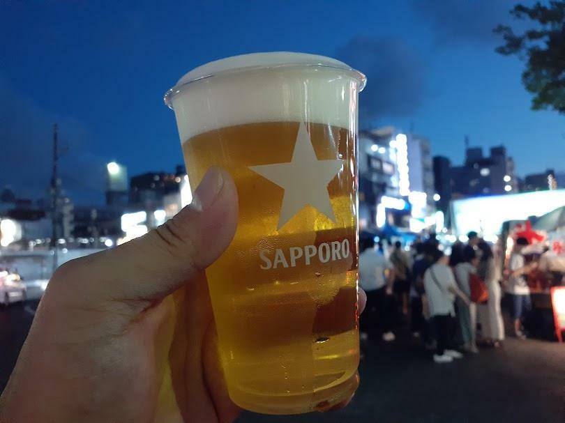 ビール片手に会場を何往復もする方もいます。