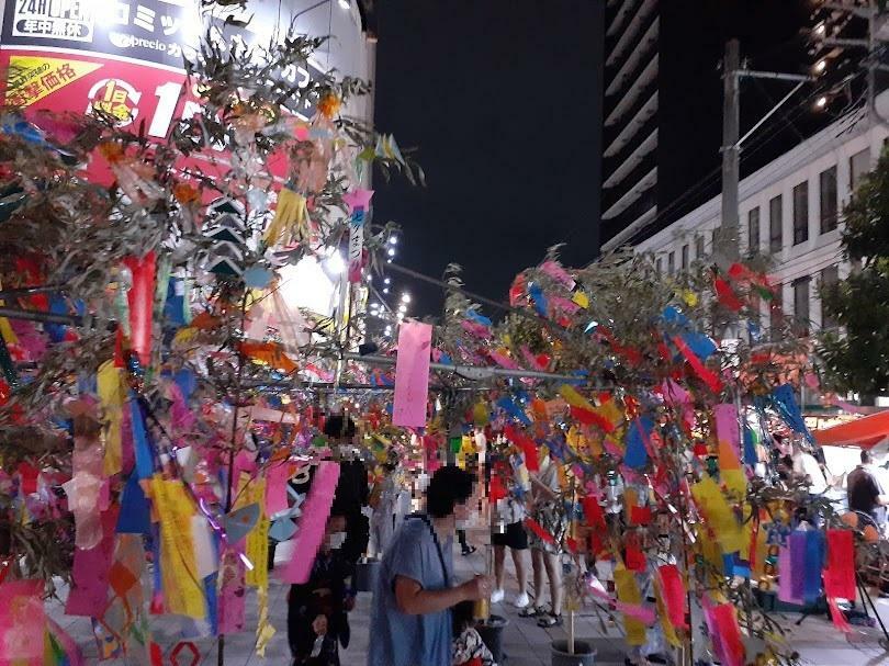 桜橋通りと西口駅前通りの交差点付近は、戸田の花火が見えるスポットとしてお馴染み（2022年8月）