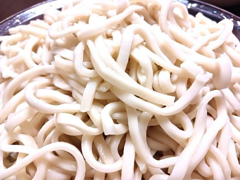 キラキラ輝く白いうどん