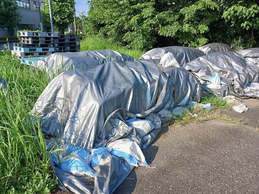 「富士見公園駐車場」に積まれた「土のう」