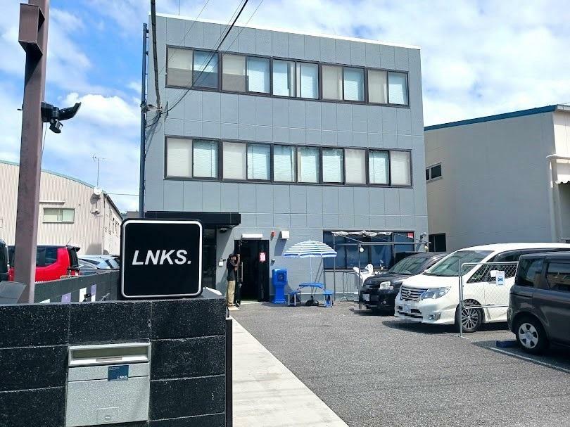 お店は運営する「株式会社LNKS」の1階