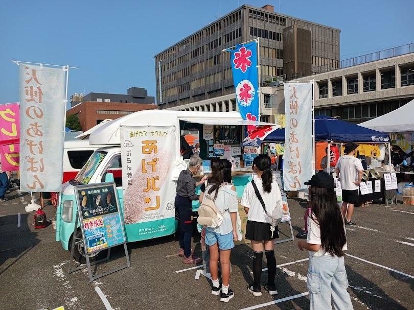 「戸田朝市」に出店した「キッチンカーぶらん」