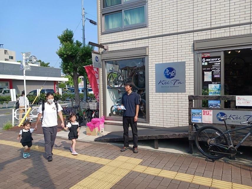 店頭でイベントのPRをする山崎さん