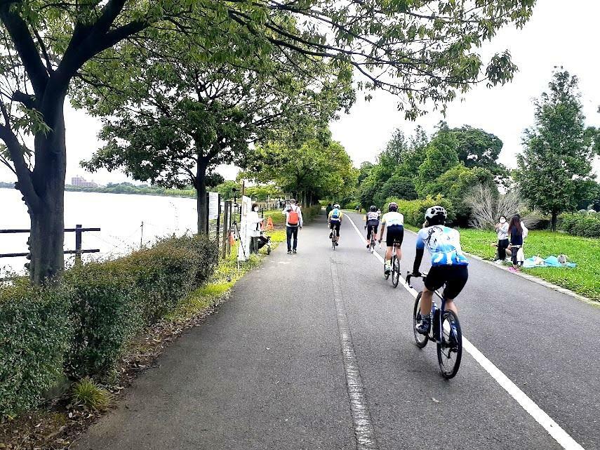 彩湖でスポーツバイクを楽しむ人たち