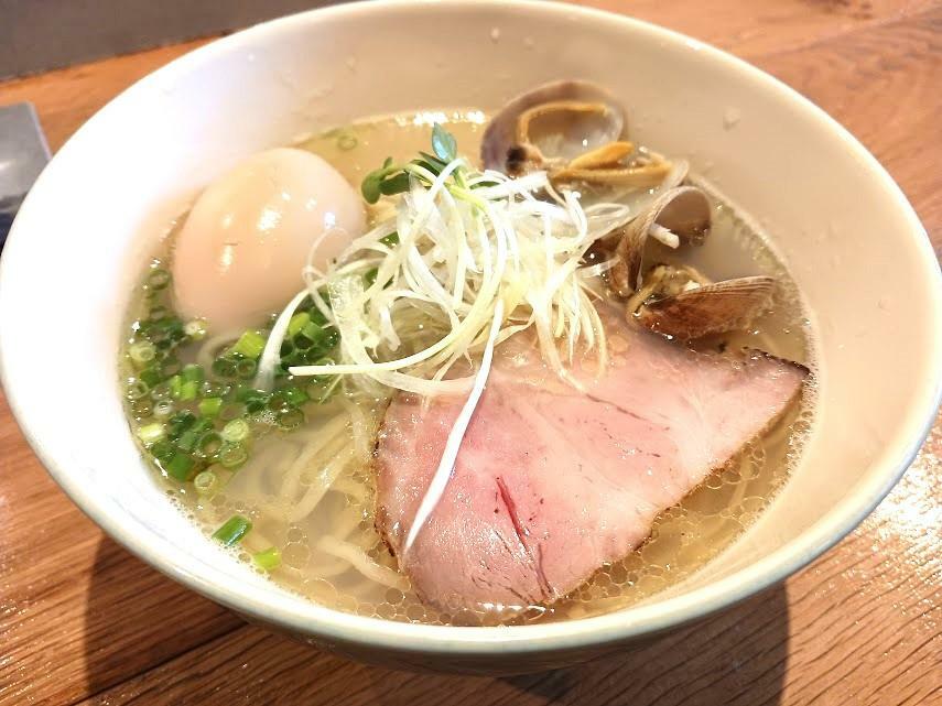 「出汁そば なおや」の潮風香る「アサリ塩ラーメン」