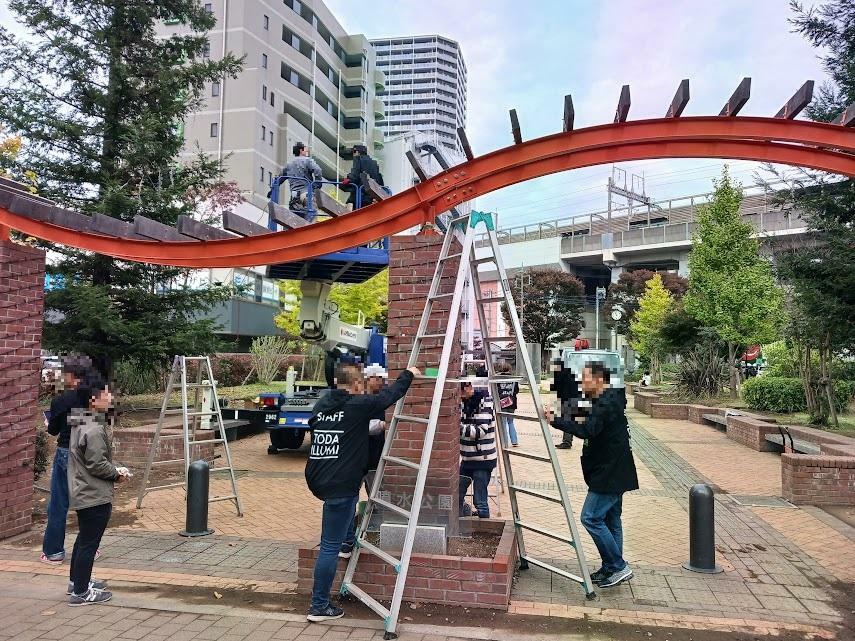 「噴水公園」での飾りつけに多数のボランティアの方々が参加