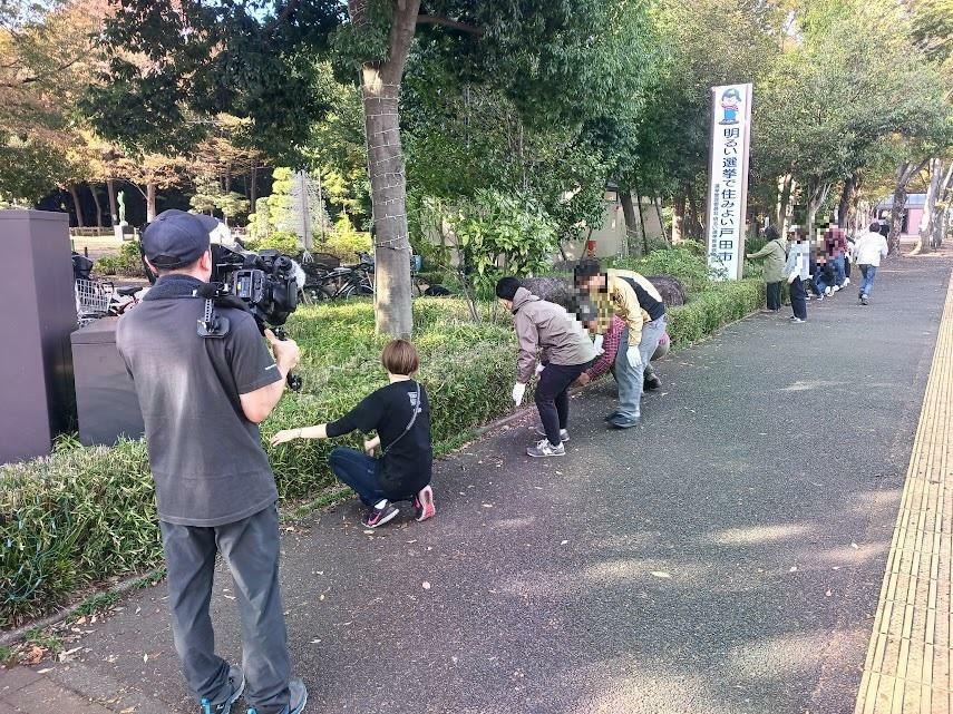 設営の様子を撮影するテレビカメラ