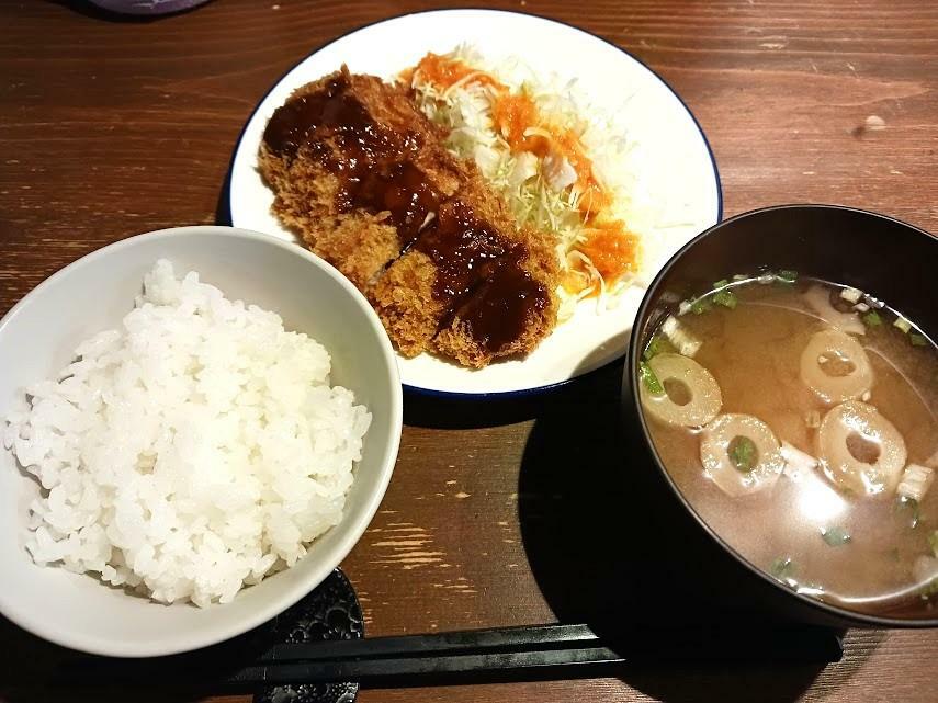 とんかつ定食　500円(税込)