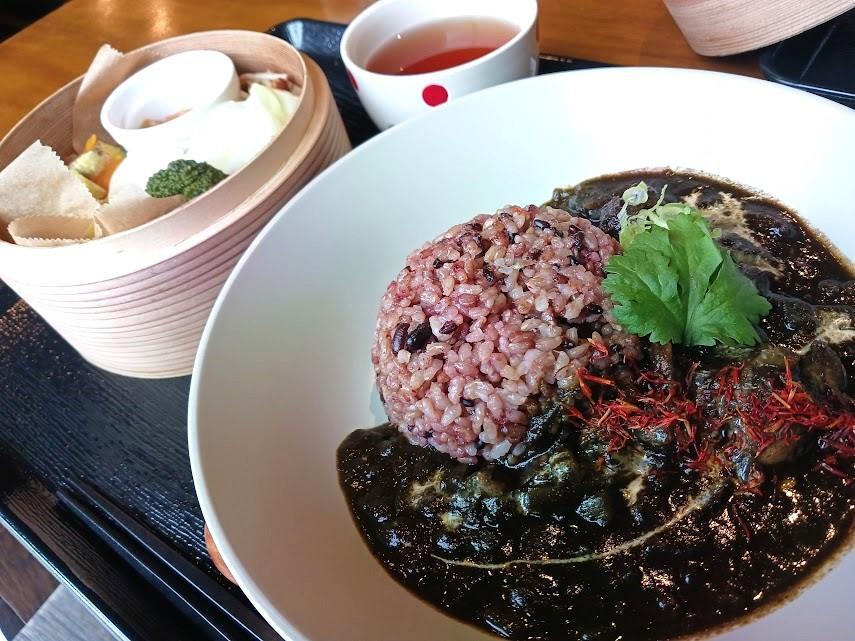 「薬膳食堂の黒いカレー」には、カレー以外に野菜もたっぷり！