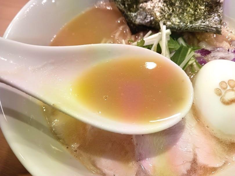 鶏の旨みが凝縮された濃厚鶏白湯スープ