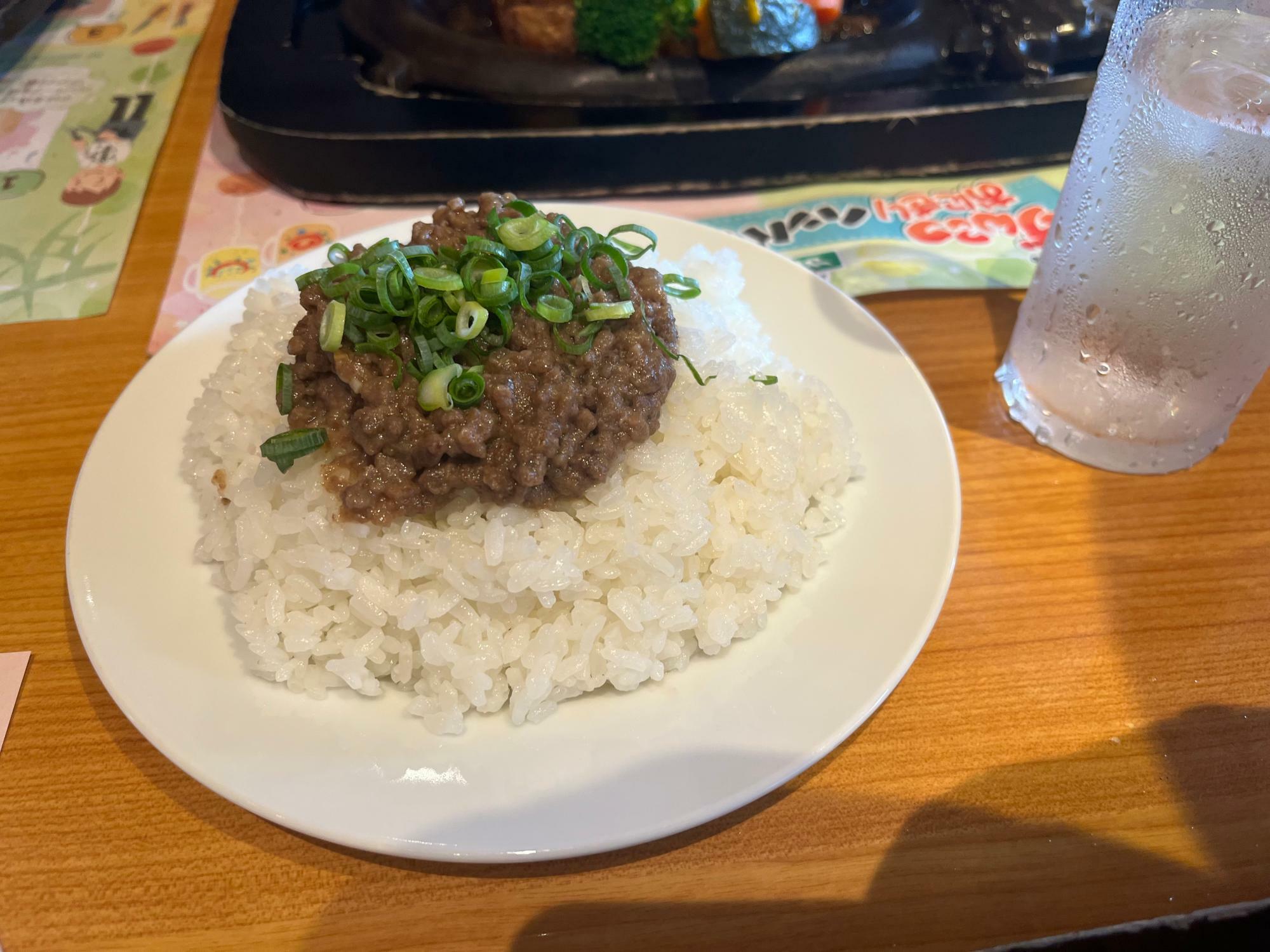 これが限定のガーリックライスお肉がたくさん入っていてもはや肉味噌！