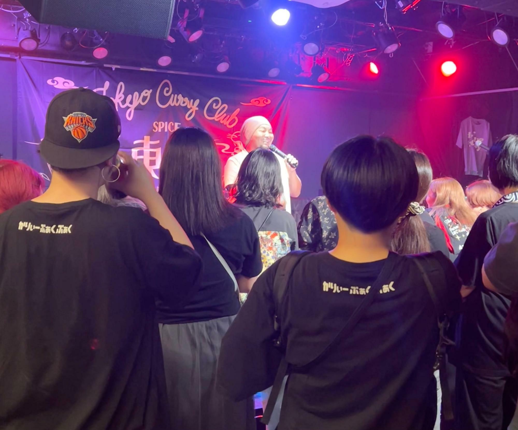 かりぃーぷぁくぷぁくさんのTシャツを着て、ライオンビールを飲む来場者