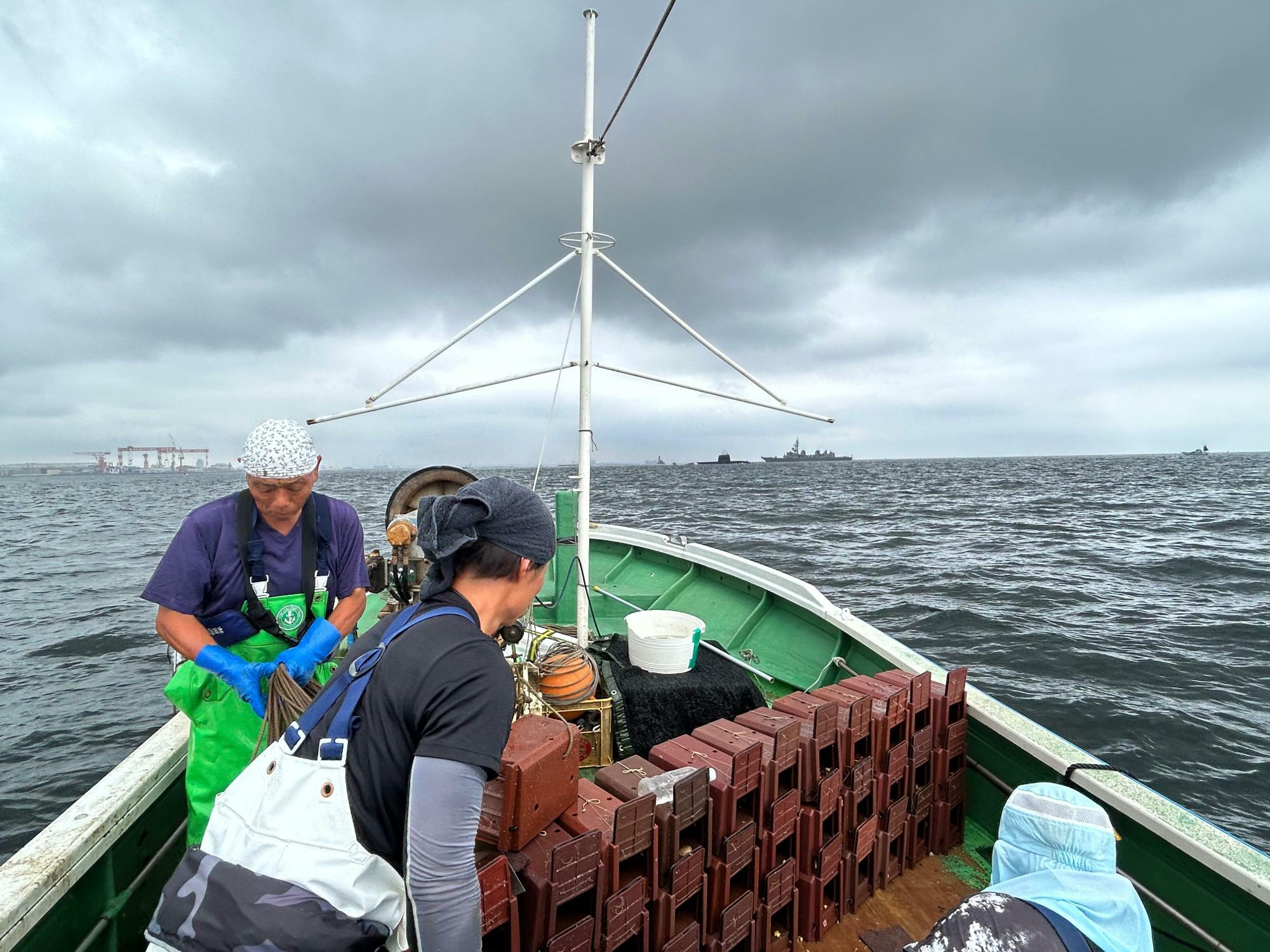 遠くには潜水艦や護衛艦が行き交うのが見えます