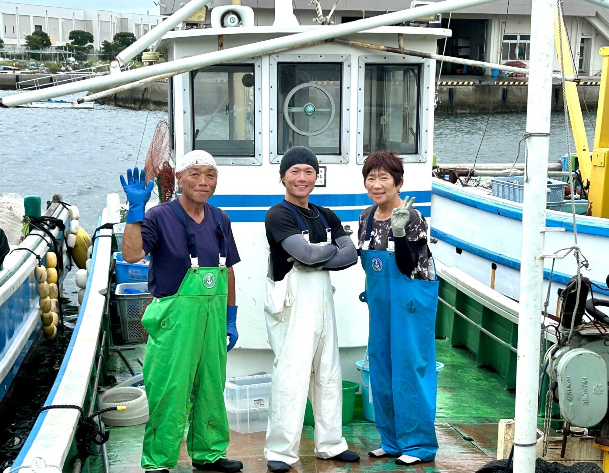 左から）父 柴崎弥春（みつはる）さん、柴崎好郁（よしふみ）さん、お母様