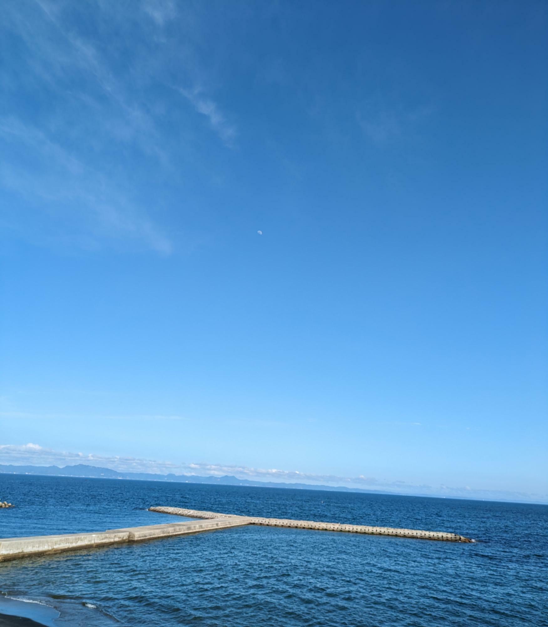 画像：金子さんが風景：明るい空に見える、白い月