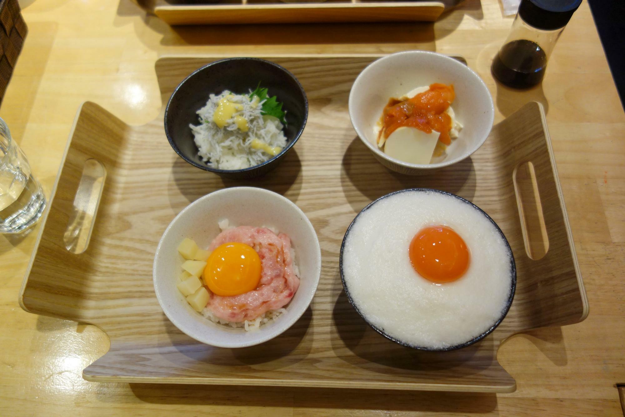 サーモン丼（右上）のご飯をお豆腐に変更した卵御膳４種盛（税込1,250円）