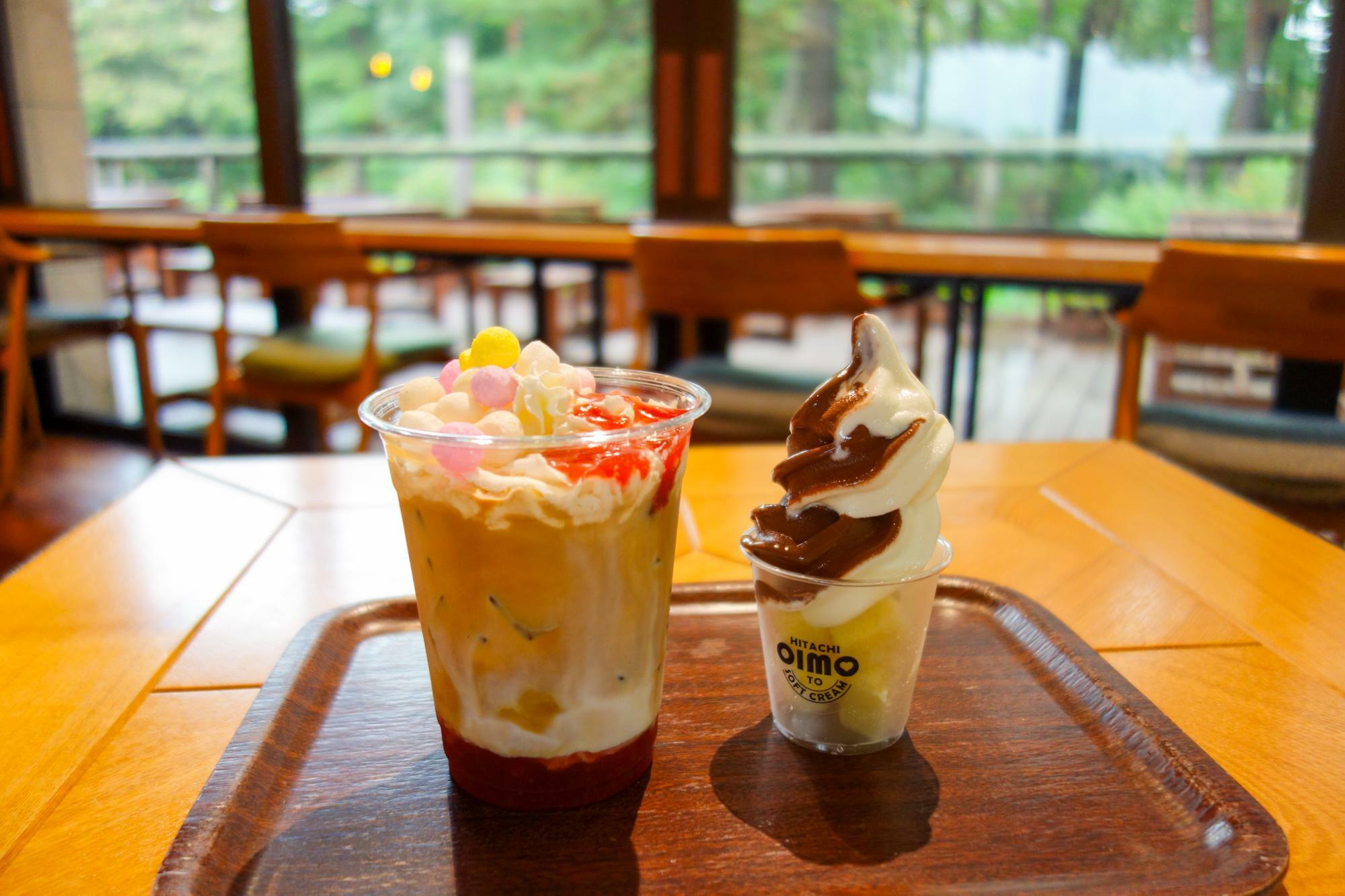 左：スペシャルラテ「こきあ」 あか、右：ひたち おいも TO ソフトクリーム ショコラミルク（580円）