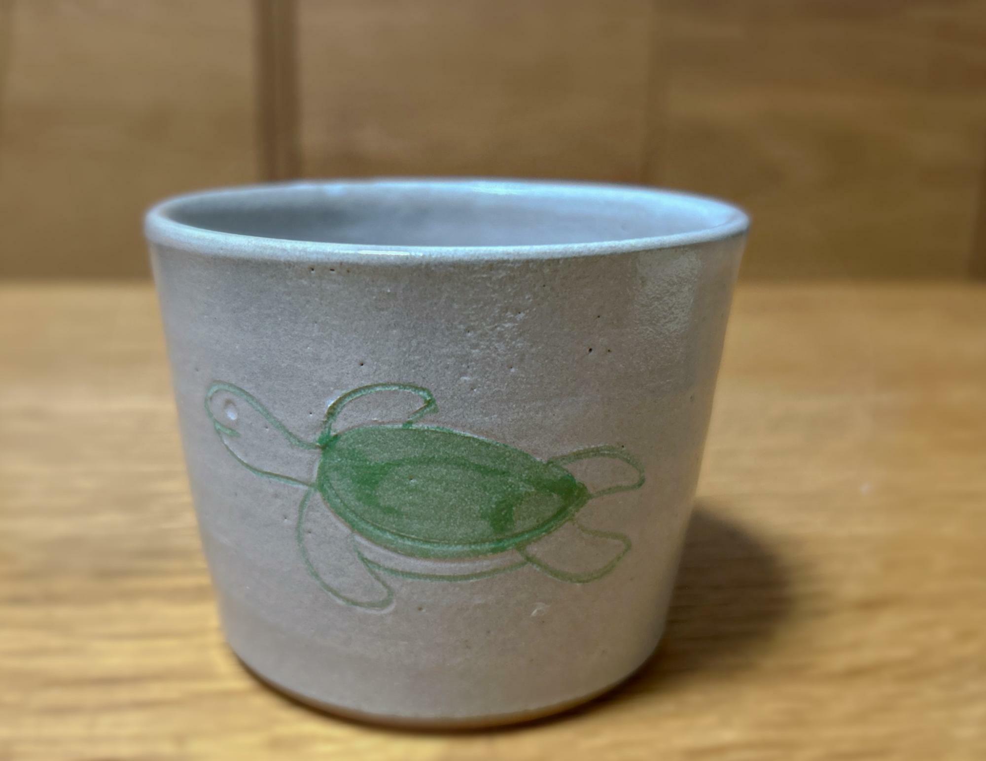 以前アクアワールド・大洗のお土産コーナーで購入したウミガメのイラストが描かれたカップ。お茶をしながら、ウミガメに想いを馳せたい（現在は販売していないようです）