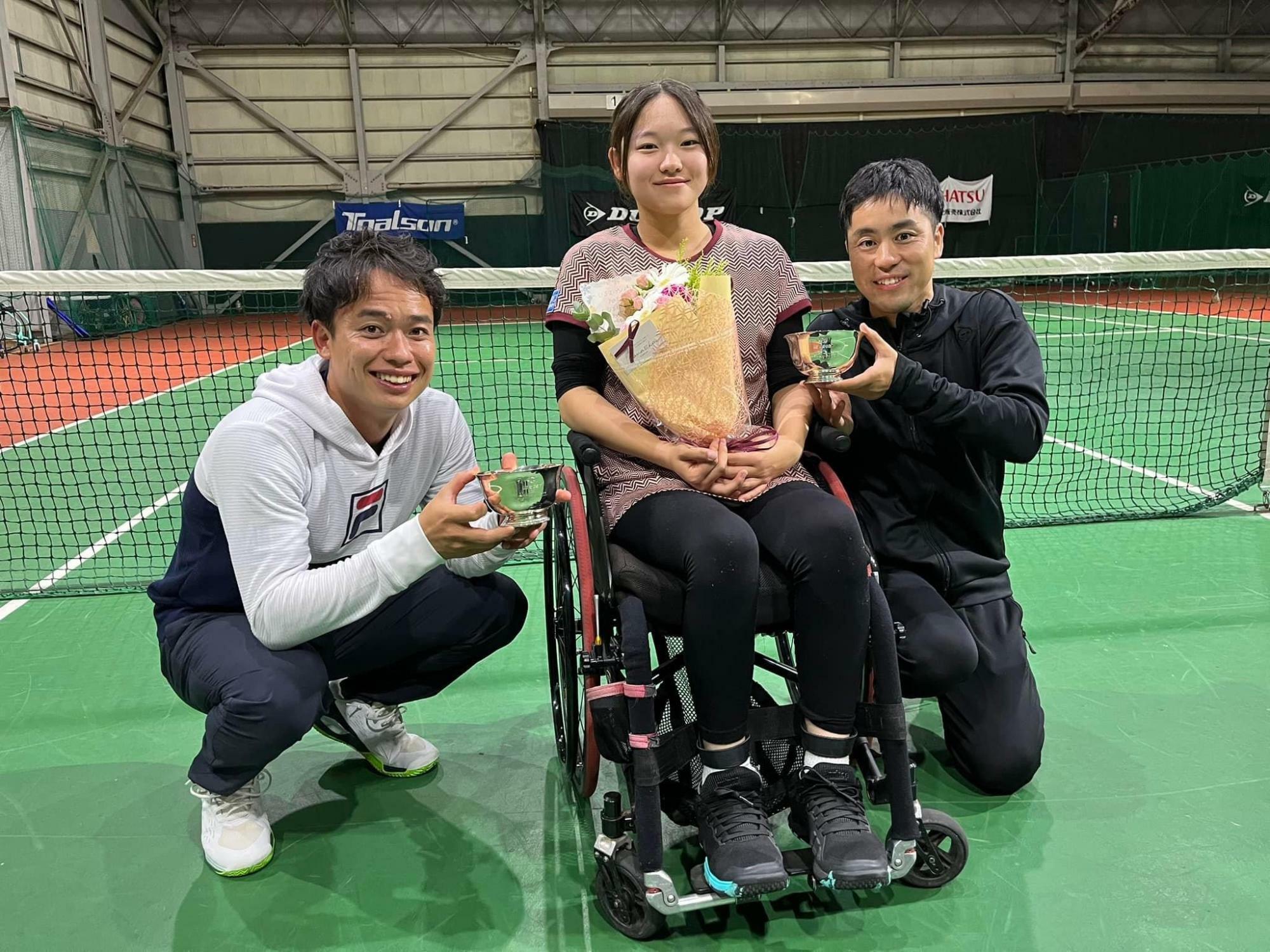 車いすテニスプレーヤー　高室侑舞選手（中央）と平野太朗コーチ（右）、蚊口 昌也コーチ（左：特別招聘）写真提供：大洗町ビーチテニスクラブ