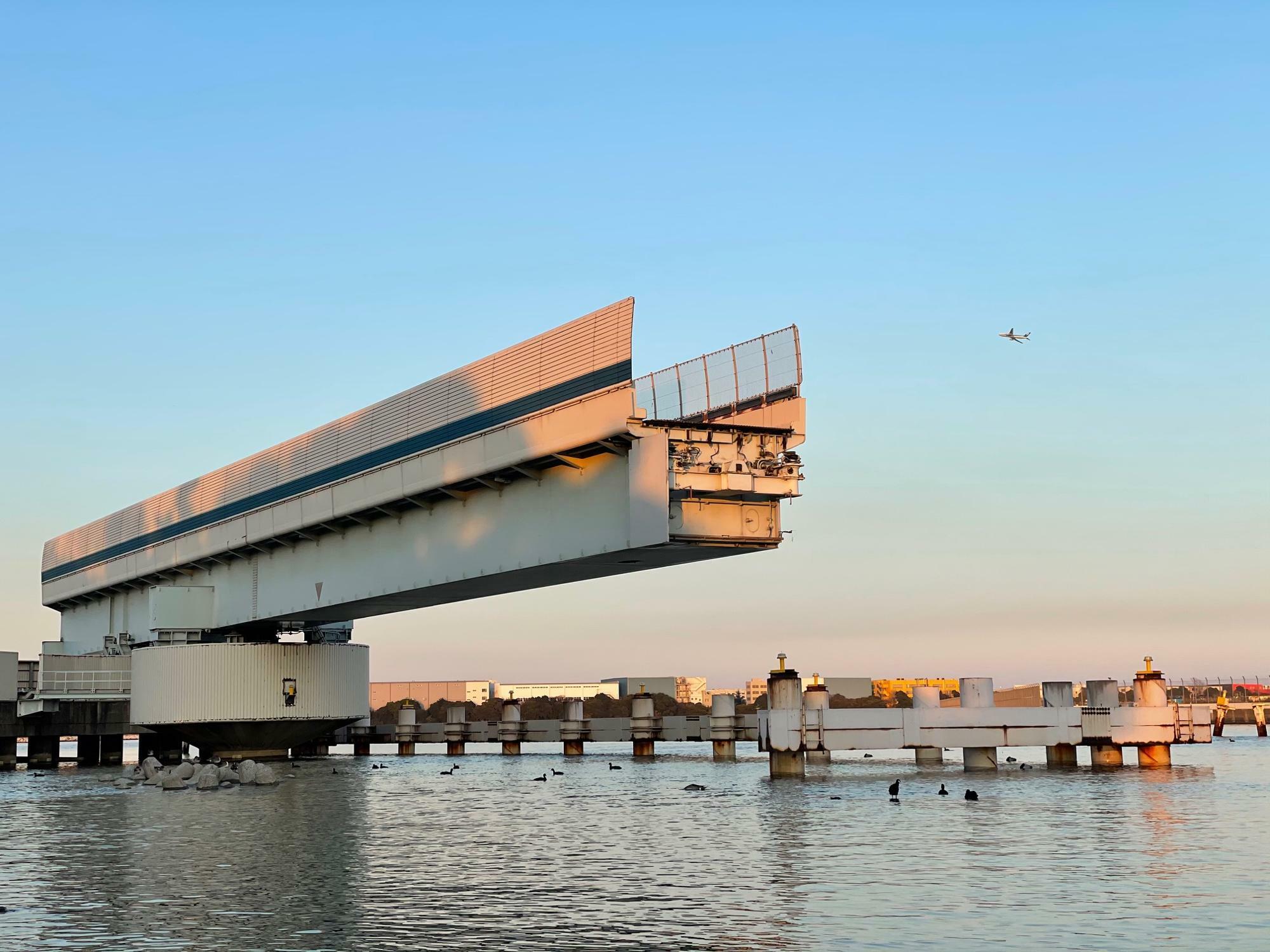 羽田可動橋は滑走路から飛び立つ飛行機を25年間動かずにずっと見守っています