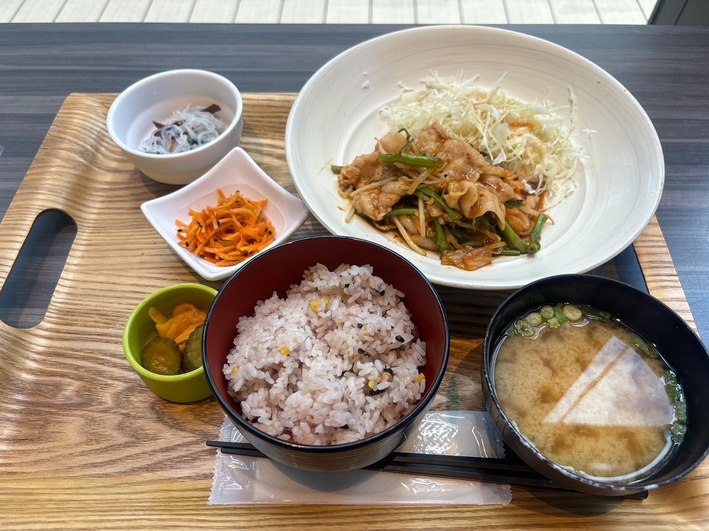 「日替わりB お肉定食（豚肉と野菜のキムチ炒め）」1,000円（税込）