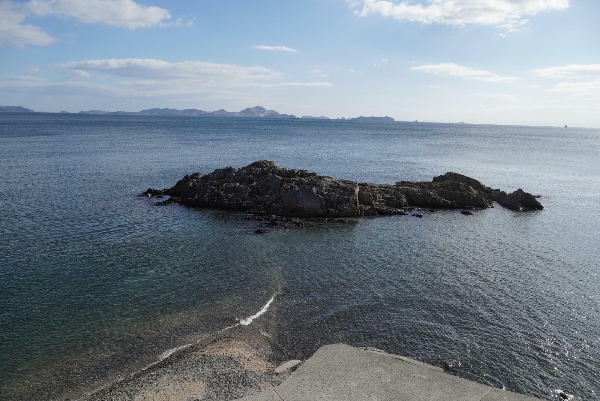 潮が引けば歩いて渡れる、小豆島の人気スポット「エンジェルロード」のような「畳岩」