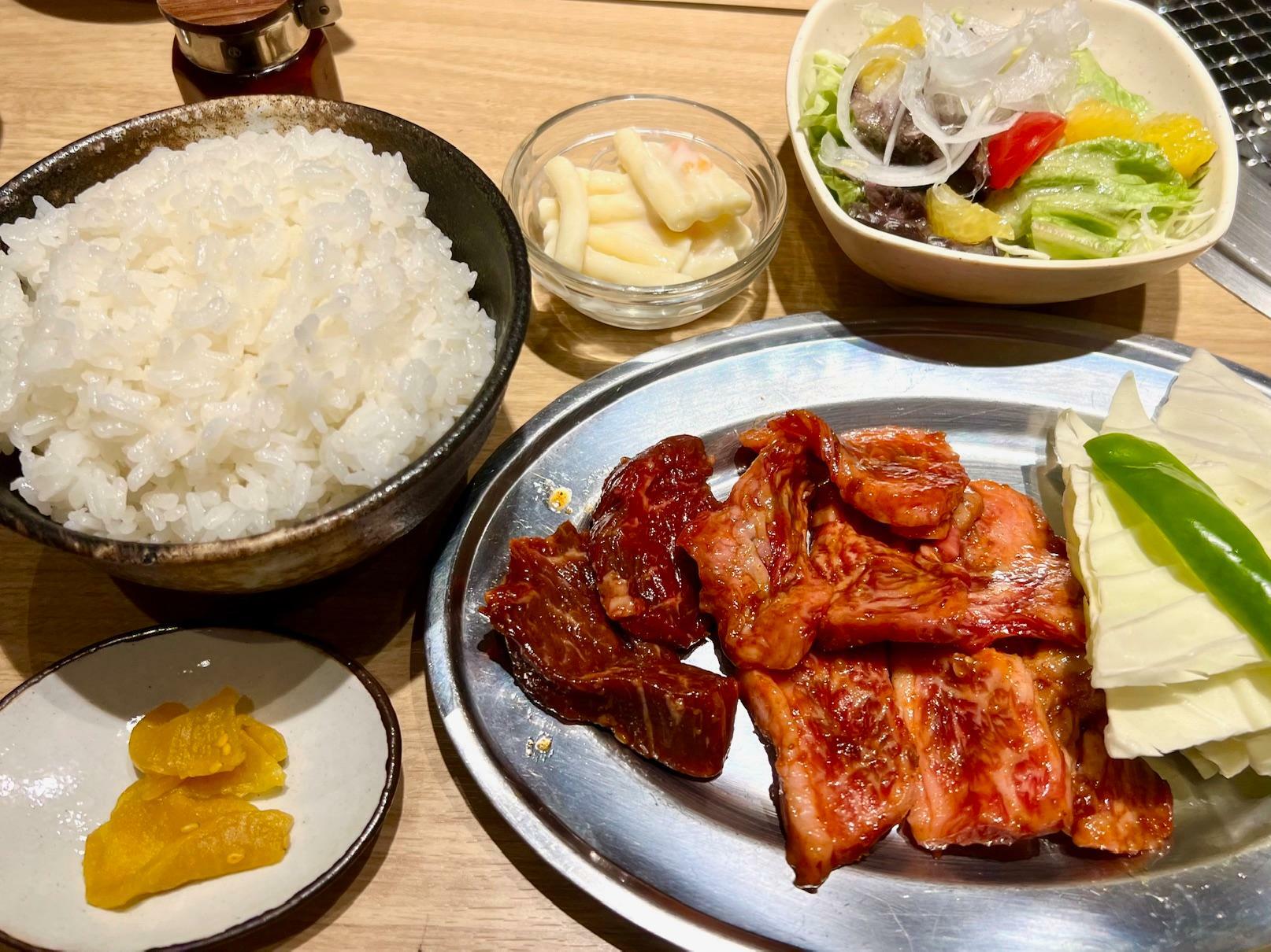 「カルビ・ハラミ定食」（ごはん・サラダ・スープ・香物付）1,500円