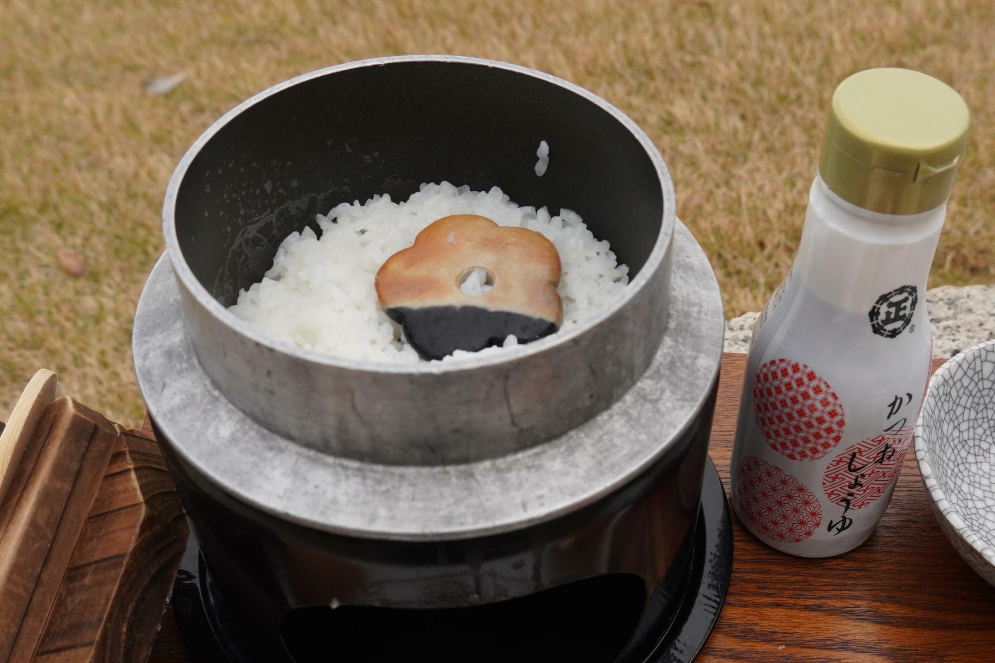 「うんかの恵味（めぐみ）」は釜炊き用ごはん専用の大きさで作った雲火焼