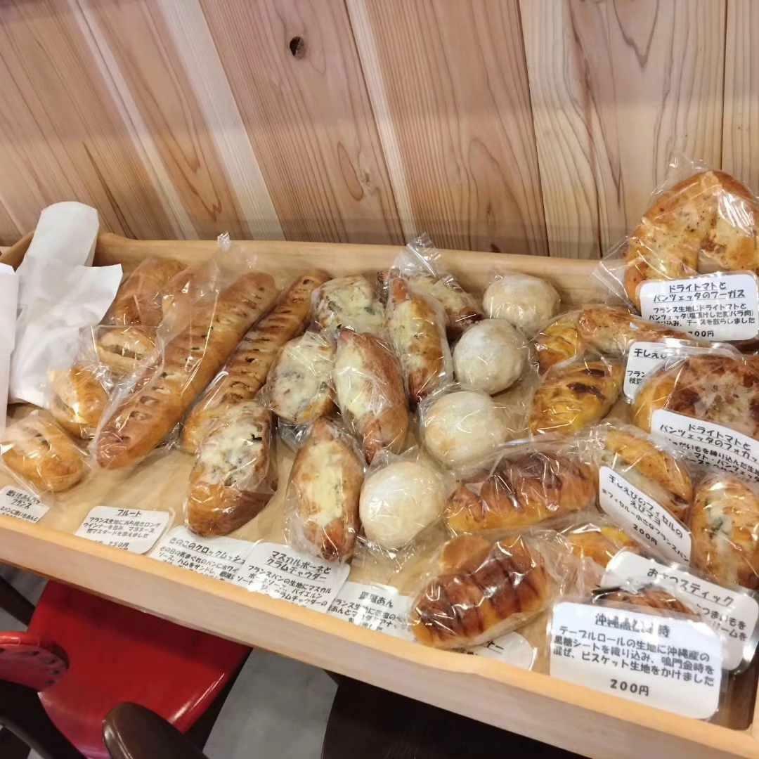 「Butterfly knot -bakery-（バタフライノットベーカリー）」のパンが並ぶ