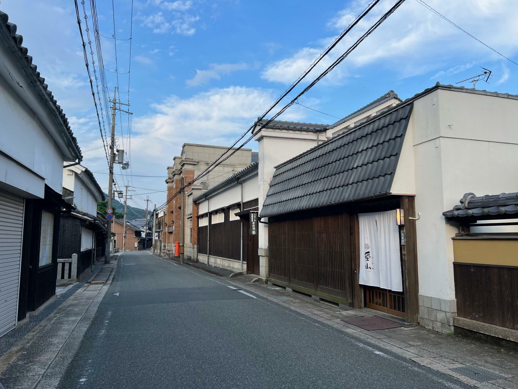 「うすくち龍野醤油資料館」などが並ぶ通り