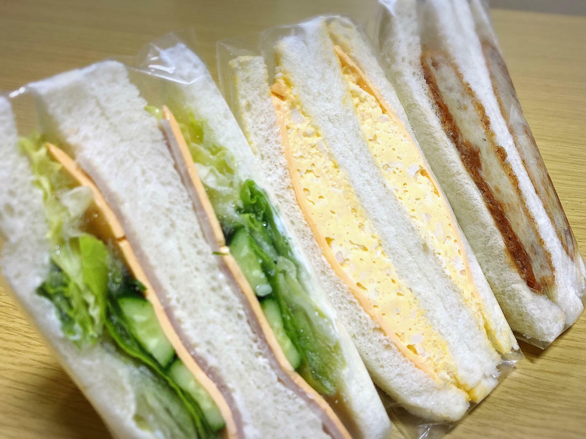 手前から、ハムチーズ（260円）、チーズエッグ（250円）、コロッケ（230円）