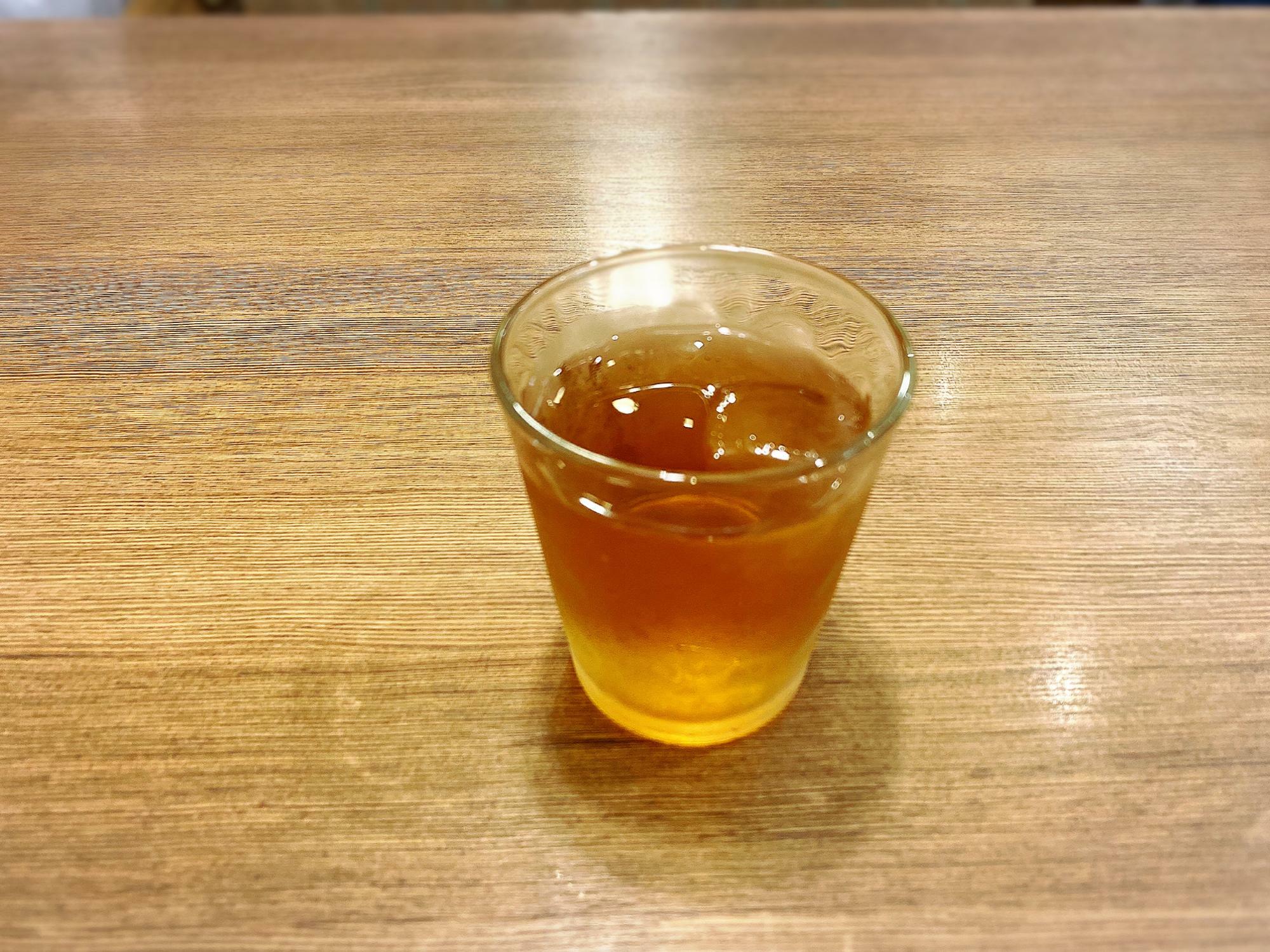 お冷がわりの麦茶