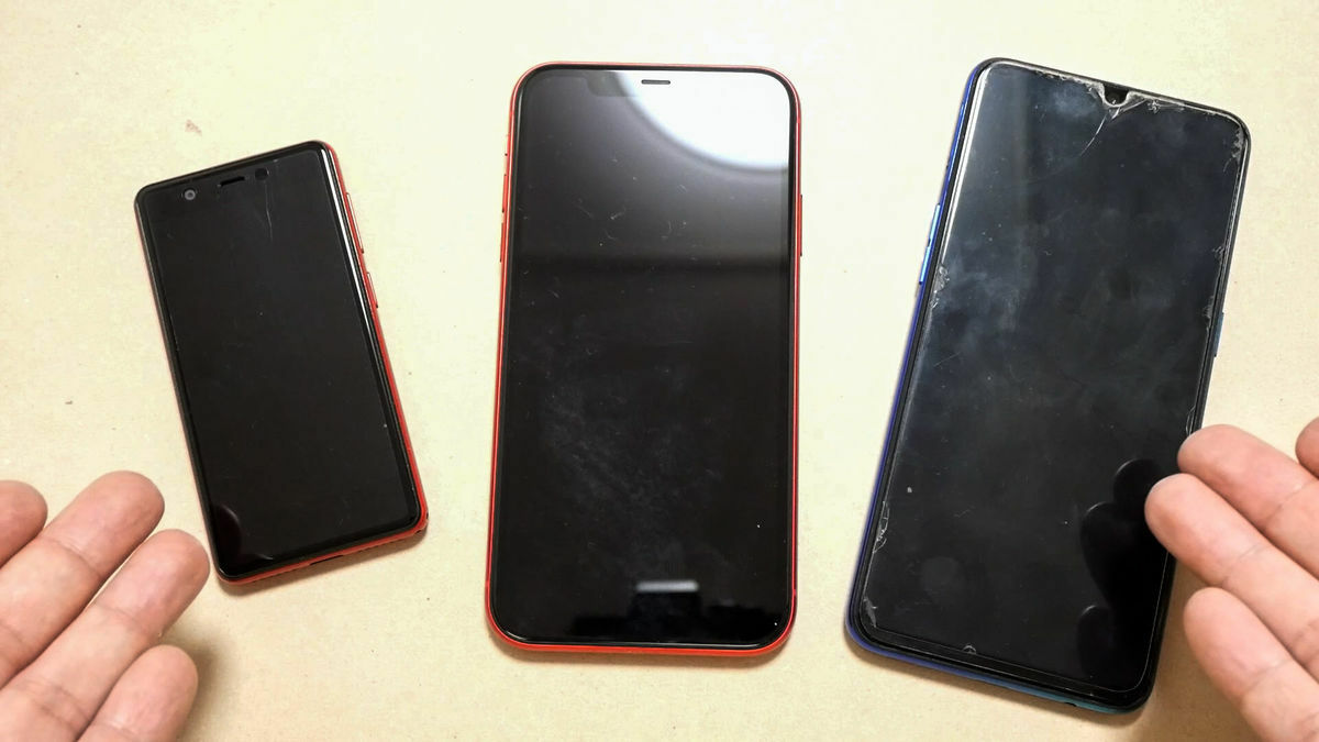 左：Rakuten Mini、中央：iPhone11、右：OPPO Reno A