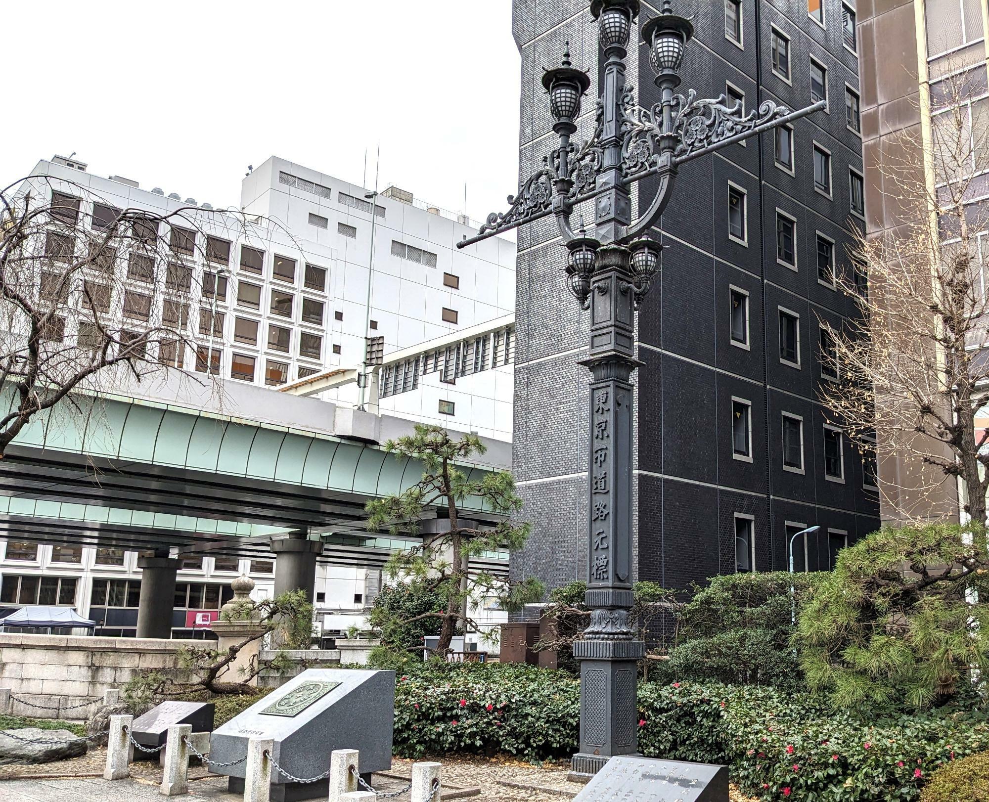 橋詰広場にある東京市道路元標と、日本国道路元標のレプリカ